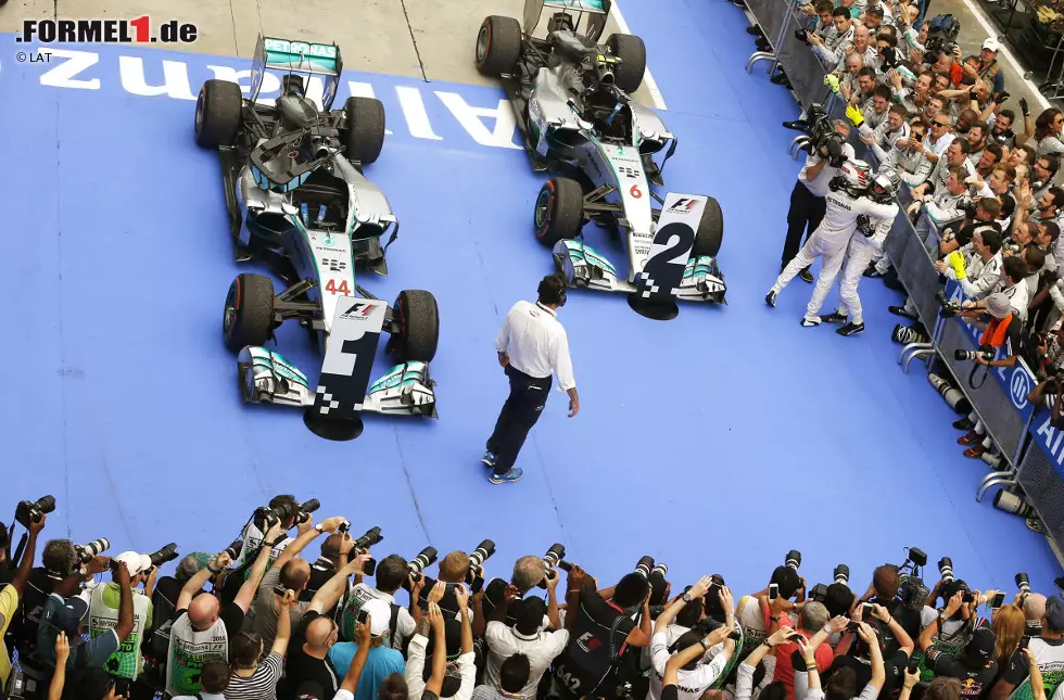 Gazzetta dello Sport (Italien): "Mercedes über alles! Wenn er normal fährt und an nichts anderes denkt, fasziniert und überrascht Lewis Hamilton immer. Er ist ein Meister der Bravour mit einem Talent wie wenige andere, aggressiv genug, um jeden zu besiegen. Vor allem, wenn er am Steuer eines Mercedes ohnegleichen sitzt, mit den richtigen Eigenschaften, um lang an der Spitze zu bleiben. Wie lang wird das dauern? Das hängt von den Rivalen ab, vor allem von Red Bull, das wieder auferstanden ist und mit Mut einen dritten Platz eroberte, der bis vor kurzem noch ein Traum schien." Foto zur News: Gazzetta dello Sport (Italien): "Mercedes über alles! Wenn er normal fährt und an nichts anderes denkt, fasziniert und überrascht Lewis Hamilton immer. Er ist ein Meister der Bravour mit einem Talent wie wenige andere, aggressiv genug, um jeden zu besiegen. Vor allem, wenn er am Steuer eines Mercedes ohnegleichen sitzt, mit den richtigen Eigenschaften, um lang an der Spitze zu bleiben. Wie lang wird das dauern? Das hängt von den Rivalen ab, vor allem von Red Bull, das wieder auferstanden ist und mit Mut einen dritten Platz eroberte, der bis vor kurzem noch ein Traum schien."