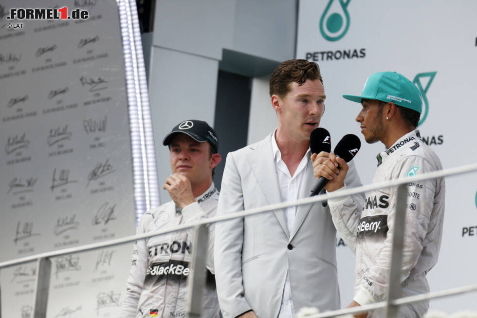 Foto zur News: Daily Mail (Großbritannien): &quot;Nach dem Sieg in der erstickenden Hitze von Sepang strahlte Lewis Hamilton, als ihn bizarrerweise Sherlock-Holmes-Darsteller Benedict Cumberbatch interviewte. Was für einen brillanten Fahrer wie Hamilton wie ein leichter Sieg aussah, war vor allem ein klares Statement, dass es zu diesem frühen Zeitpunkt der Saison ein privates Meisterschaftsduell der beiden Mercedes-Männer Hamilton und Nico Rosberg gibt.&quot;