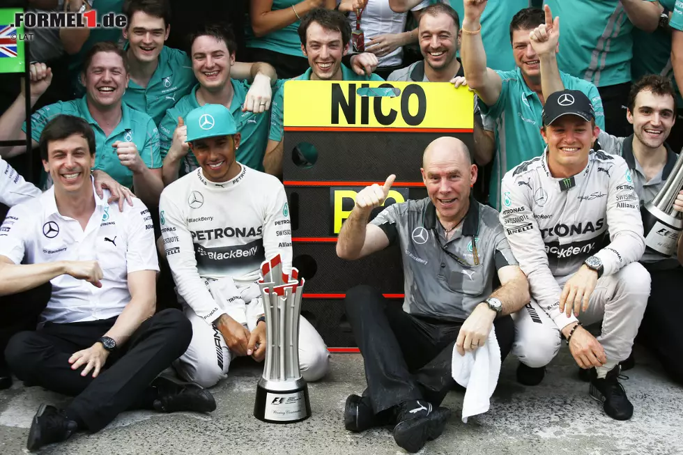 Foto zur News: Kleine Zeitung (Österreich): "Silberpfeile glänzen, aber Red Bull holt auf. In Sepang feierte Mercedes seinen ersten Doppelsieg seit 1955 durch Lewis Hamilton und Nico Rosberg."