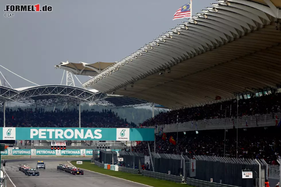 Foto zur News: L&#039;Equipe (Frankreich): "Hamilton unantastbar in Sepang. Von der Pole-Position gestartet, gewann Lewis Hamilton ganz leicht den Großen Preis von Malaysia in der Hitze von Sepang vor seinem Teamkollegen Nico Rosberg und Sebastian Vettel."