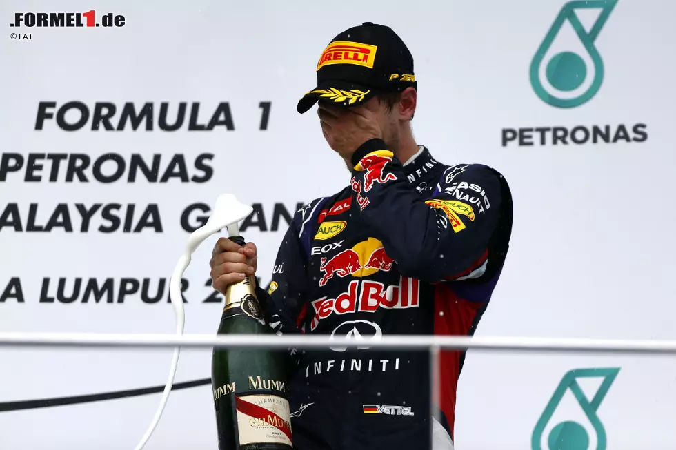 Corriere dello Sport (Italien): "Vettel ist zurück. Er hat zwar nicht den Red Bull des vergangenen Jahres, doch er leistet sein Bestes, genau wie Alonso mit seinem Ferrari. Er ist nicht mehr der Glück versprühende Pilot mit einem Raumschiff als Auto, doch er ist trotzdem aufs Podium gelangt und er gewinnt einen Grand Prix unter den Irdischen." Foto zur News: Corriere dello Sport (Italien): "Vettel ist zurück. Er hat zwar nicht den Red Bull des vergangenen Jahres, doch er leistet sein Bestes, genau wie Alonso mit seinem Ferrari. Er ist nicht mehr der Glück versprühende Pilot mit einem Raumschiff als Auto, doch er ist trotzdem aufs Podium gelangt und er gewinnt einen Grand Prix unter den Irdischen."