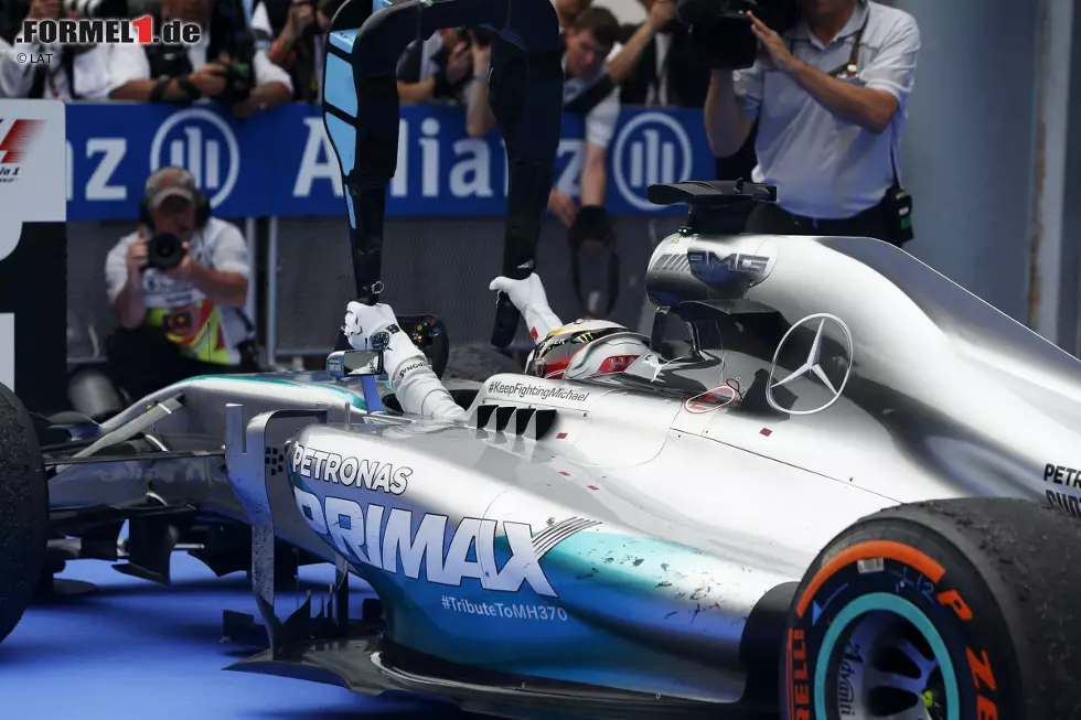Foto zur News: Corriere della Sera (Italien): "Mercedes fliegt mit Hamilton auf Platz eins. Mercedes ist ein Red Bull, der die Farbe gewechselt hat. In der Formel 1 hat die Ära der neuen Herren begonnen, obwohl die anderen noch nicht außer Mode sind. König Sebastian Vettel greift weiterhin zum Schwert, er zeigt sich kriegerisch und wieder auf Erfolgskurs. Alonso muss sich mit dem vierten Platz begnügen."