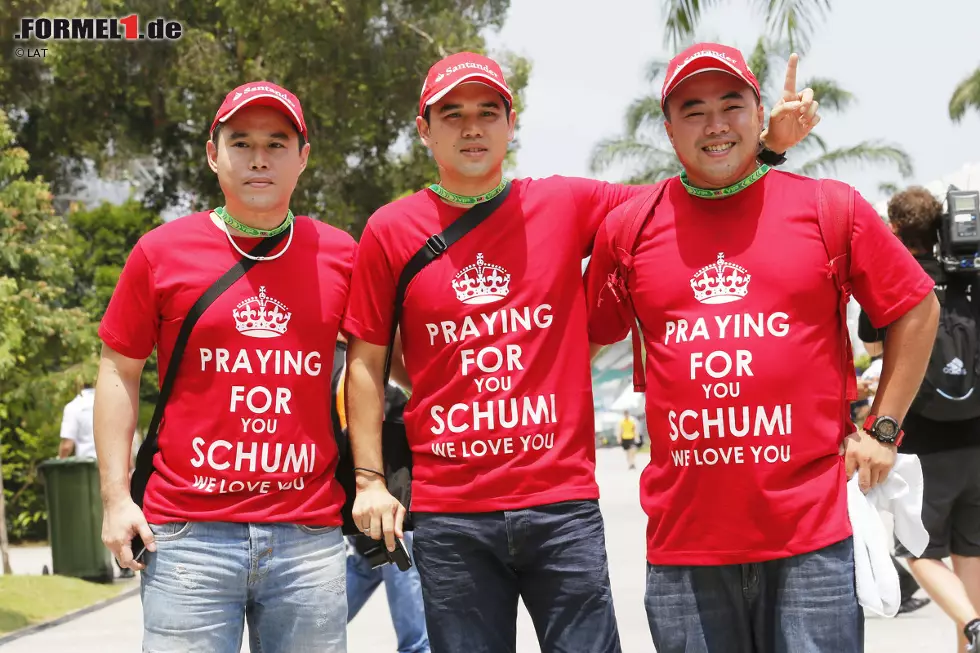 Foto zur News: Die Aufwachphase dauert länger als erhofft, aber die Fans in Malaysia beten weiterhin für &quot;Schumi&quot;. Der hat in Sepang dreimal gewonnen - und 1999 als klarer Dominator beinahe selbstlos seinen Ferrari-Teamkollegen Eddie Irvine zum Weltmeister gemacht. Medienberichten zufolge soll Ehefrau Corinna gerade in der Schweiz medizinisches Equipment anschaffen, um ihren Mann nach Hause bringen zu können.