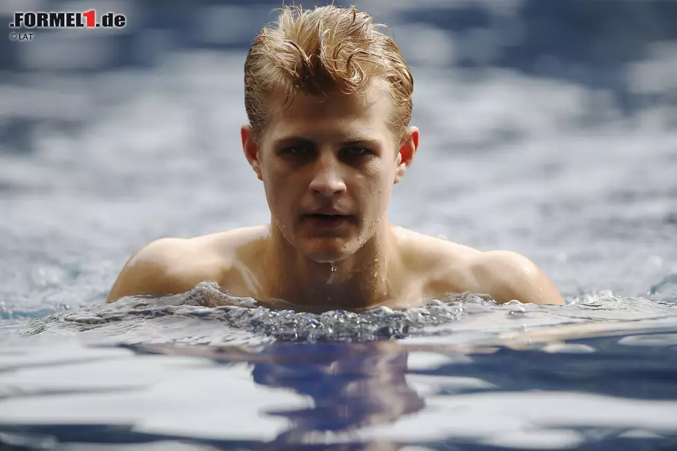 Marcus Ericsson schwimmt im kühlen Nass des Hotelpools ein paar Längen, um sich körperlich in Schuss zu halten. Erfrischung tut gut in Sepang. Gemessene Höchstwerte am Wochenende: 34 Grad Lufttemperatur, 62 Prozent Luftfeuchtigkeit (im Regen sogar 99 Prozent). Foto zur News: Marcus Ericsson schwimmt im kühlen Nass des Hotelpools ein paar Längen, um sich körperlich in Schuss zu halten. Erfrischung tut gut in Sepang. Gemessene Höchstwerte am Wochenende: 34 Grad Lufttemperatur, 62 Prozent Luftfeuchtigkeit (im Regen sogar 99 Prozent).