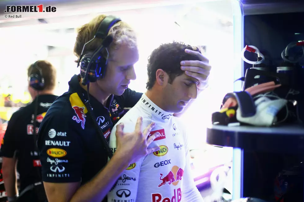 Solche Belastungen nimmt auch Daniel Ricciardo nicht auf die leichte Schulter: Mental-körperliche Übungen mit seinem Physio. Foto zur News: Solche Belastungen nimmt auch Daniel Ricciardo nicht auf die leichte Schulter: Mental-körperliche Übungen mit seinem Physio.