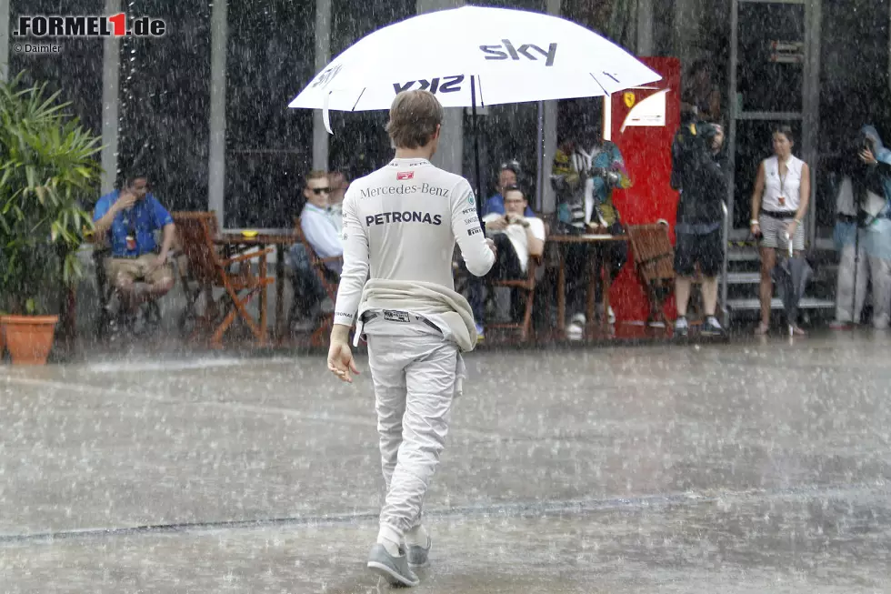 Wenn es in Sepang regnet, dann richtig. Also Qualifying verschoben, Rosberg & Co. 50 Minuten ohne Beschäftigung. Der WM-Leader schnappt sich kurzerhand einen Regenschirm von Sky. Stunden später fragt Kollege Sascha Roos augenzwinkernd via Twitter: "Hat Nico seinen 'Leihschirm' zurückgegeben?" Und Boxengassen-Reporterin Tanja Bauer antwortet: "Ja, hat er." Also doch kein Langfinger... Foto zur News: Wenn es in Sepang regnet, dann richtig. Also Qualifying verschoben, Rosberg & Co. 50 Minuten ohne Beschäftigung. Der WM-Leader schnappt sich kurzerhand einen Regenschirm von Sky. Stunden später fragt Kollege Sascha Roos augenzwinkernd via Twitter: "Hat Nico seinen 'Leihschirm' zurückgegeben?" Und Boxengassen-Reporterin Tanja Bauer antwortet: "Ja, hat er." Also doch kein Langfinger...