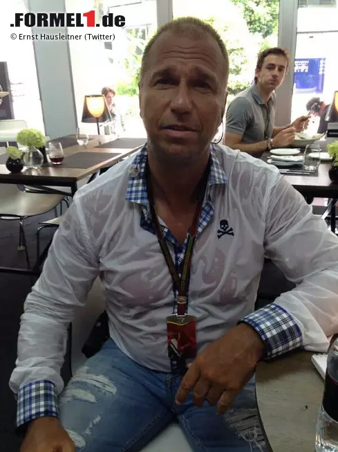 Genau wie unser Formel1.de-Kolumnist Kai Ebel: Nicht nur sein Hemd, sondern auch die RTL-Kamera wurde im Monsunregen übel durchnässt. "Ich konnte eine Stunde lang keine Interviews machen", berichtet er. Foto zur News: Genau wie unser Formel1.de-Kolumnist Kai Ebel: Nicht nur sein Hemd, sondern auch die RTL-Kamera wurde im Monsunregen übel durchnässt. "Ich konnte eine Stunde lang keine Interviews machen", berichtet er.