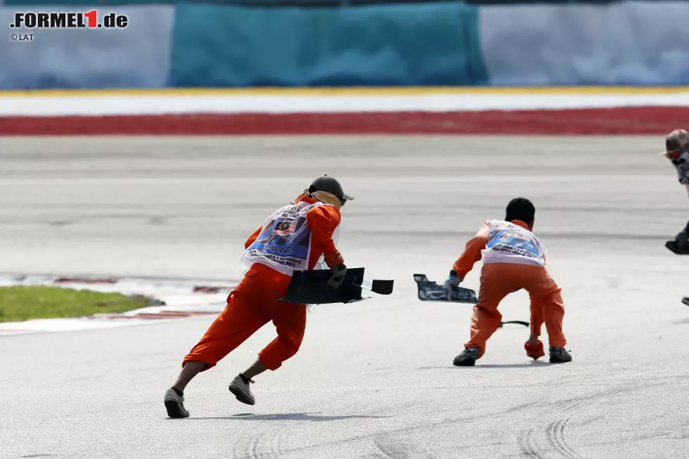 Aber wenn's ernst wird, geht's voll zur Sache! Mit inzwischen 16 Grands Prix Erfahrung zählen die Streckenposten in Sepang längst nicht mehr zu den Amateuren der Formel 1, wie das in den Anfangsjahren der Fall war. Foto zur News: Aber wenn's ernst wird, geht's voll zur Sache! Mit inzwischen 16 Grands Prix Erfahrung zählen die Streckenposten in Sepang längst nicht mehr zu den Amateuren der Formel 1, wie das in den Anfangsjahren der Fall war.