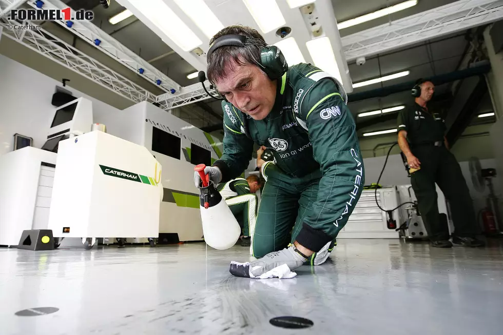 Der Glamour des Jobs Formel-1-Mechaniker hält sich ebenfalls in Grenzen. Endlose Nachtschichten und wochenlange Trennung von der Familie sind sowieso Tagesgeschäft. Und wenn mal der Boden sauber gemacht werden muss, erledigt das am Rennwochenende auch nicht die Putzfrau. Für die ist im auf 60 Mann limitierten Rennwochenend-Personalkontingent nämlich kein Platz. Foto zur News: Der Glamour des Jobs Formel-1-Mechaniker hält sich ebenfalls in Grenzen. Endlose Nachtschichten und wochenlange Trennung von der Familie sind sowieso Tagesgeschäft. Und wenn mal der Boden sauber gemacht werden muss, erledigt das am Rennwochenende auch nicht die Putzfrau. Für die ist im auf 60 Mann limitierten Rennwochenend-Personalkontingent nämlich kein Platz.