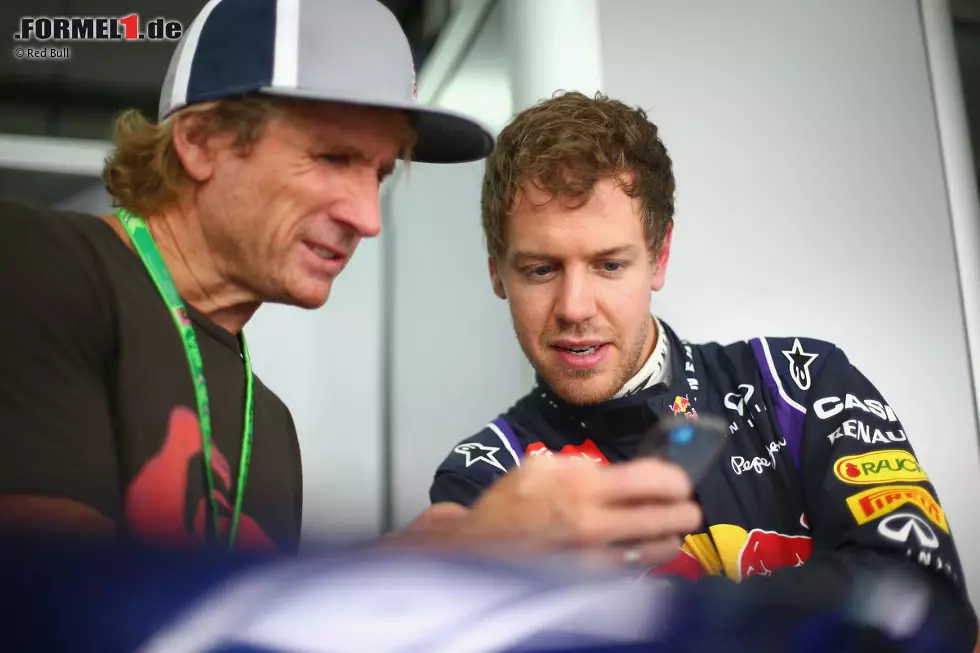 Die Welt von Red Bull: Surfer-Legende Robbie Naish zeigt Sebastian Vettel seine neuesten Handyfotos. Man gehört ja zur gleichen Familie. Und wenn man ein echter "Bulle" ist, telefoniert man idealerweise auch noch mit dem Red-Bull-Mobiltarif. Jawohl, sowas gibt's inzwischen auch. Foto zur News: Die Welt von Red Bull: Surfer-Legende Robbie Naish zeigt Sebastian Vettel seine neuesten Handyfotos. Man gehört ja zur gleichen Familie. Und wenn man ein echter "Bulle" ist, telefoniert man idealerweise auch noch mit dem Red-Bull-Mobiltarif. Jawohl, sowas gibt's inzwischen auch.