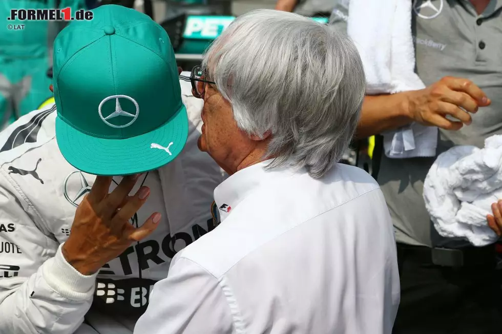 ... und ob der Formel-1-Chef die Geheimnisse des Weltmeisters gleich an Lewis Hamilton weiterleitet. Das wollen wir ihm aber nicht unterstellen. Falls doch, war es erfolgreich: 33. Pole-Position für den Mercedes-Star, genauso viele wie Jim Clark und Alain Prost! Foto zur News: ... und ob der Formel-1-Chef die Geheimnisse des Weltmeisters gleich an Lewis Hamilton weiterleitet. Das wollen wir ihm aber nicht unterstellen. Falls doch, war es erfolgreich: 33. Pole-Position für den Mercedes-Star, genauso viele wie Jim Clark und Alain Prost!