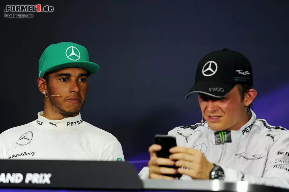 Ob Nico Rosberg während der Qualifying-Pressekonferenz seine SMS checkt oder eine Runde "Angry Birds" zockt? Besonders erfreulich scheint es jedenfalls nicht zu sein, was er auf seinem Handy-Bildschirm sieht. Wir gehen übrigens davon aus, dass er kein iPhone hat, sondern den iPhone-Klon von Mercedes-Sponsor BlackBerry. Alles andere würde die Marketingabteilung sicher erzürnen. Foto zur News: Ob Nico Rosberg während der Qualifying-Pressekonferenz seine SMS checkt oder eine Runde "Angry Birds" zockt? Besonders erfreulich scheint es jedenfalls nicht zu sein, was er auf seinem Handy-Bildschirm sieht. Wir gehen übrigens davon aus, dass er kein iPhone hat, sondern den iPhone-Klon von Mercedes-Sponsor BlackBerry. Alles andere würde die Marketingabteilung sicher erzürnen.