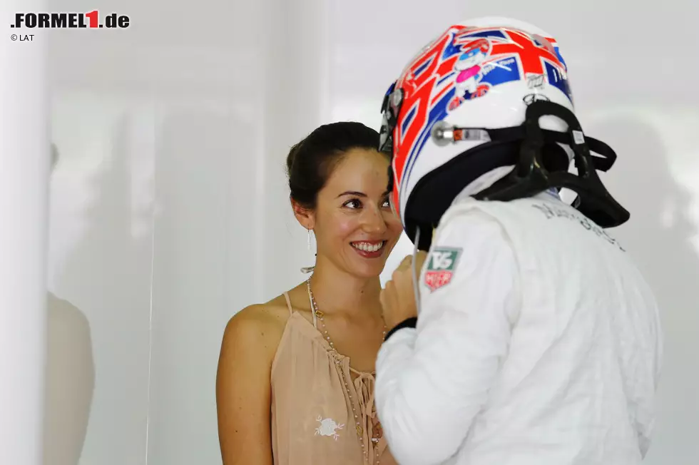 Vielleicht war's ja auch nur eine SMS von Nicos Freundin Vivian? Alles Spekulation, aber eines ist sicher: Zwischen Jenson Button und Jessica Michibata scheint die Harmonie unverändert zu stimmen - und das seit inzwischen fast fünf Jahren. Foto zur News: Vielleicht war's ja auch nur eine SMS von Nicos Freundin Vivian? Alles Spekulation, aber eines ist sicher: Zwischen Jenson Button und Jessica Michibata scheint die Harmonie unverändert zu stimmen - und das seit inzwischen fast fünf Jahren.