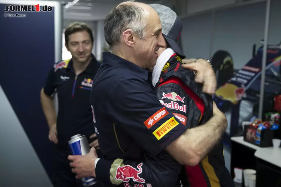 Grund zum Feiern hat Toro Rosso: Rookie Daniil Kwjat fährt in seinem zweiten Rennen zum zweiten Mal in die Punkte. Teamchef Franz Tost hat derzeit viel Freude mit seinem russischen Wunderknaben. Der ist mit 19 der einzige Teenager im aktuellen Fahrerfeld. Foto zur News: Grund zum Feiern hat Toro Rosso: Rookie Daniil Kwjat fährt in seinem zweiten Rennen zum zweiten Mal in die Punkte. Teamchef Franz Tost hat derzeit viel Freude mit seinem russischen Wunderknaben. Der ist mit 19 der einzige Teenager im aktuellen Fahrerfeld.