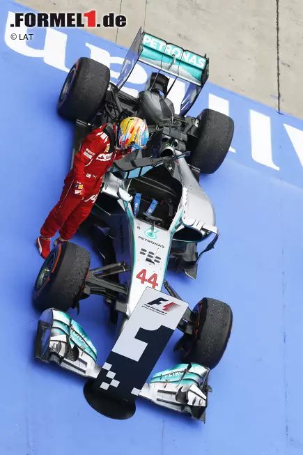 Nicht ganz so groß ist die Jubelstimmung bei Fernando Alonso. Mit zwei vierten Plätzen ist er zwar WM-Dritter, aber dass er den Mercedes im Parc ferme genau unter die Lupe nimmt, um herauszufinden, was ihn so schnell macht, kann man angesichts der erdrückenden Dominanz der Silberpfeile verstehen. Foto zur News: Nicht ganz so groß ist die Jubelstimmung bei Fernando Alonso. Mit zwei vierten Plätzen ist er zwar WM-Dritter, aber dass er den Mercedes im Parc ferme genau unter die Lupe nimmt, um herauszufinden, was ihn so schnell macht, kann man angesichts der erdrückenden Dominanz der Silberpfeile verstehen.