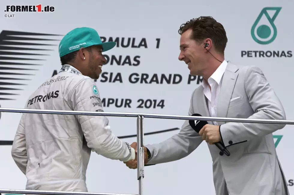 Da staunt Sieger Lewis Hamilton nicht schlecht: Die Podium-Interviews führt in Sepang niemand Geringerer als der "Sherlock Holmes" der BBC-TV-Serie, Benedict Cumberbatch, durch. Foto zur News: Da staunt Sieger Lewis Hamilton nicht schlecht: Die Podium-Interviews führt in Sepang niemand Geringerer als der "Sherlock Holmes" der BBC-TV-Serie, Benedict Cumberbatch, durch.