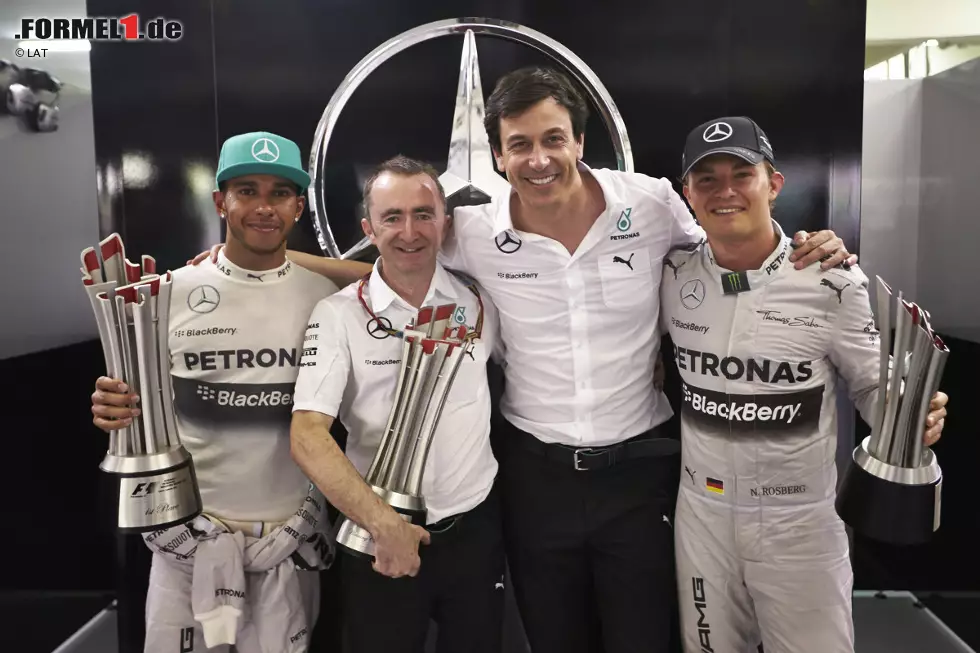 So sehen Sieger aus: Lewis Hamilton, Technikchef Paddy Lowe, Sportdirektor Toto Wolff und Nico Rosberg. Doppelführung in der Fahrer-, Führung in der Konstrukteurswertung nach zwei von 19 Rennen. Besser geht's nicht. Foto zur News: So sehen Sieger aus: Lewis Hamilton, Technikchef Paddy Lowe, Sportdirektor Toto Wolff und Nico Rosberg. Doppelführung in der Fahrer-, Führung in der Konstrukteurswertung nach zwei von 19 Rennen. Besser geht's nicht.