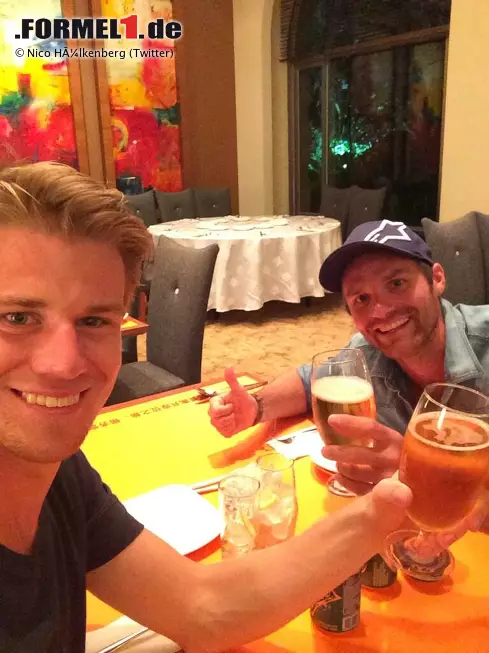 Nico Hülkenberg nimmt's nicht ganz so genau mit der schlanken Linie, gönnt sich dann und wann mal einen Burger. Auch in Kuala Lumpur: "Eine Ausnahme", lächelt der Force-India-Pilot, mit 74 Kilogramm bei 1,84 Metern ein durchtrainierter Vorzeige-Athlet. "Das war ein Notfall, weil ich so hungrig war. Und einen McDonald's gibt's halt an jeder Ecke." Nach Platz fünf im Rennen war dann auch das Bierchen wohlverdient. Prost, Nico! Foto zur News: Nico Hülkenberg nimmt's nicht ganz so genau mit der schlanken Linie, gönnt sich dann und wann mal einen Burger. Auch in Kuala Lumpur: "Eine Ausnahme", lächelt der Force-India-Pilot, mit 74 Kilogramm bei 1,84 Metern ein durchtrainierter Vorzeige-Athlet. "Das war ein Notfall, weil ich so hungrig war. Und einen McDonald's gibt's halt an jeder Ecke." Nach Platz fünf im Rennen war dann auch das Bierchen wohlverdient. Prost, Nico!