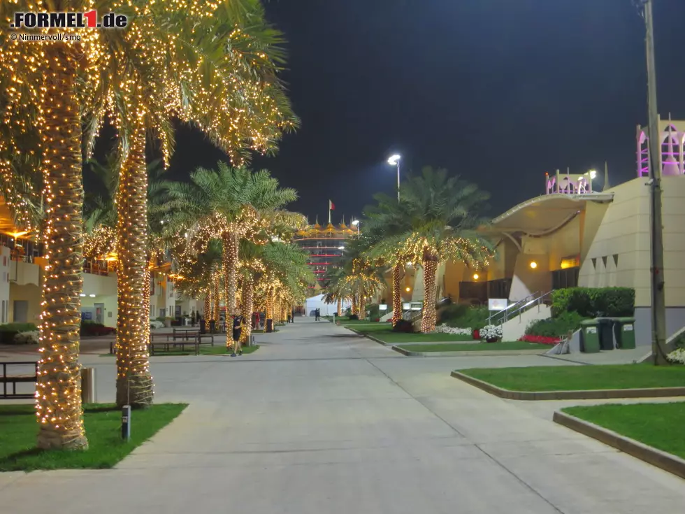 Ist man erstmal drin im Paddock, befindet man sich in einer wunderschönen Glitzerwelt inmitten der Sachir-Wüste. Das Fahrerlager des Bahrain International Circuit ist zwar topmodern, aber nicht so überdimensioniert wie jenes in Schanghai - und kommt auch deswegen bei den meisten Protagonisten gut an. Foto zur News: Ist man erstmal drin im Paddock, befindet man sich in einer wunderschönen Glitzerwelt inmitten der Sachir-Wüste. Das Fahrerlager des Bahrain International Circuit ist zwar topmodern, aber nicht so überdimensioniert wie jenes in Schanghai - und kommt auch deswegen bei den meisten Protagonisten gut an.