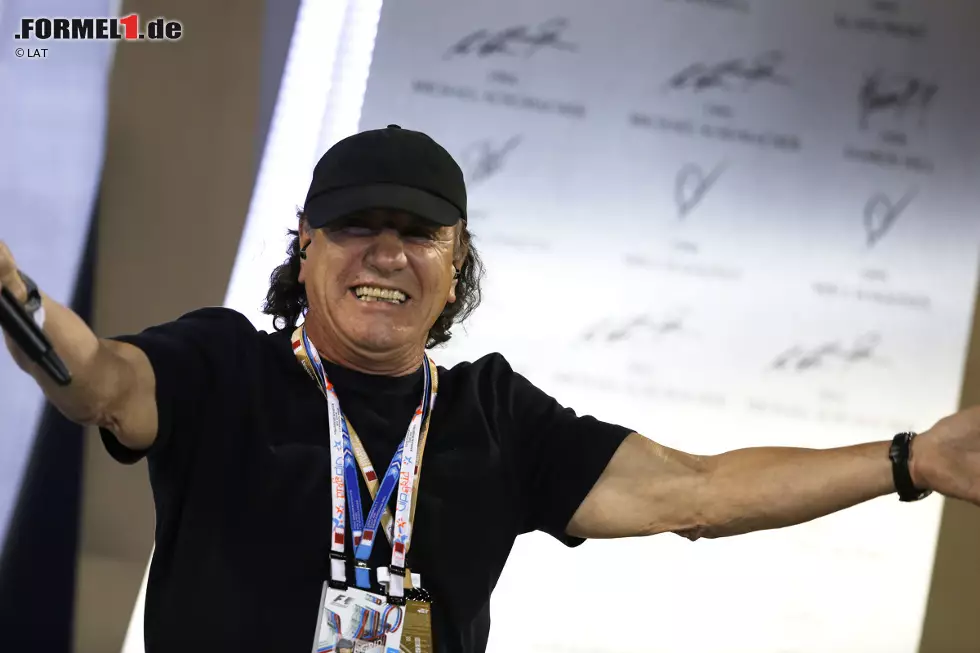 Und noch eine Hardrock-Ikone wertet den Grand Prix von Bahrain mit seiner Anwesenheit auf: AC/DC-Frontmann Brian Johnson darf die Podium-Siegerinterviews führen. Foto zur News: Und noch eine Hardrock-Ikone wertet den Grand Prix von Bahrain mit seiner Anwesenheit auf: AC/DC-Frontmann Brian Johnson darf die Podium-Siegerinterviews führen.