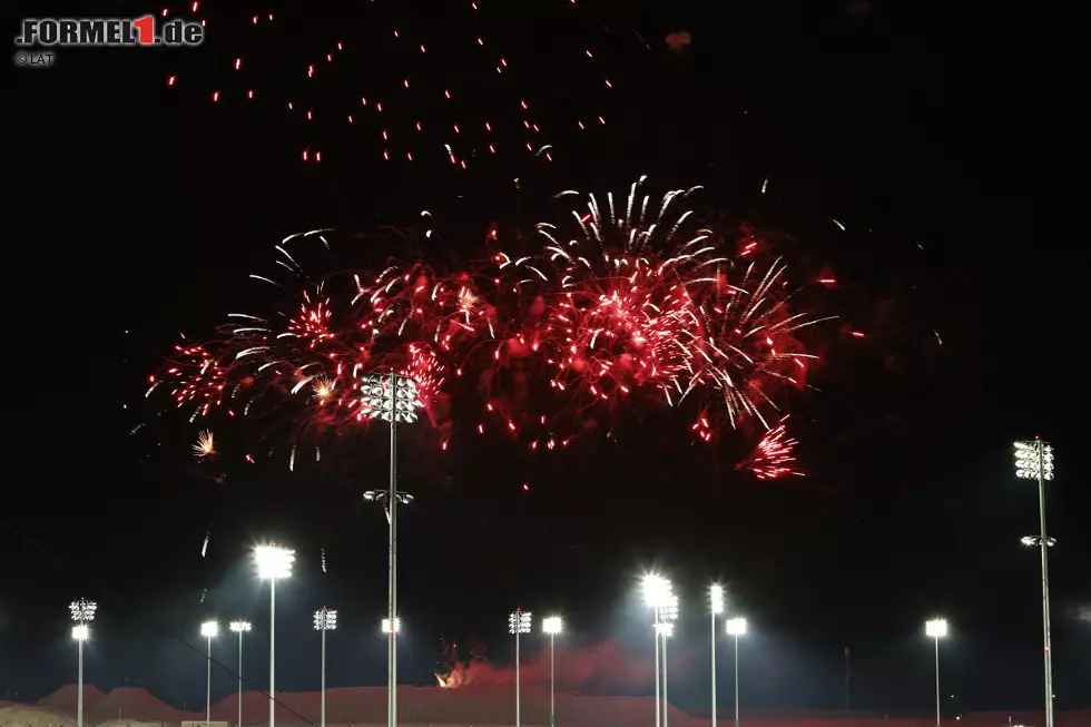 Mit einem Feuerwerk beendet Bahrain das durchaus gefällige und perfekt organisierte Formel-1-Spektakel 2014. Für die unterdrückten Minderheiten im Land ist das nicht nur positiv, denn jetzt dauert es wieder ein Jahr, bis die ganze Welt das nächste Mal zuschaut, ob die Menschenrechte im Königreich immer noch mit Füßen getreten werden... Foto zur News: Mit einem Feuerwerk beendet Bahrain das durchaus gefällige und perfekt organisierte Formel-1-Spektakel 2014. Für die unterdrückten Minderheiten im Land ist das nicht nur positiv, denn jetzt dauert es wieder ein Jahr, bis die ganze Welt das nächste Mal zuschaut, ob die Menschenrechte im Königreich immer noch mit Füßen getreten werden...