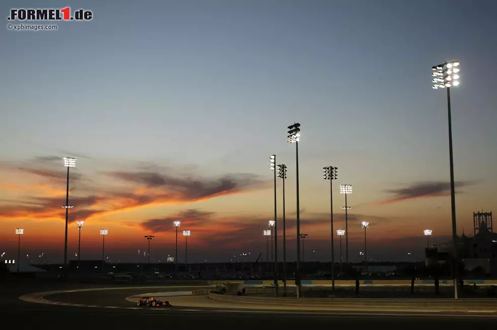 Foto zur News: Das diesjährige Rennen ist der erste Bahrain-Grand-Prix, der unter Flutlicht ausgetragen wird. Am Bahrain International Circuit wurden 495 Flutlichtmasten installiert, die zehn bis 45 Meter hoch sind. Für die Stromversorgung der rund 5.000 einzelnen Leuchten wurden 500 Kilometer Kabel verlegt. Die gesamte Flutlichtanlage wurde in sechs Monaten errichtet. Bahrain ist übrigens das dritte Rennen unter Flutlicht. Singapur trägt seit 2008 ein Nachtrennen aus, und in Abu Dhabi wird in der Dämmerung gestartet und in die Nacht hineingefahren.