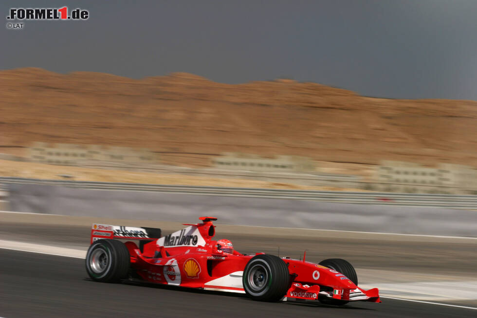 Foto zur News: Die erste Kurve am Bahrain International Circuit wurde Anfang dieses Jahres zu Ehren von Michael Schumacher umbenannt. Der siebenmalige Weltmeister hat nicht nur das erste Rennen im Jahr 2004 gewonnen, sondern die Grand-Prix-Organisatoren auch während der Planungs- und Bauphase der Strecke beraten. Nach seinem Rücktritt im Jahr 2006 kehrte er 2010 beim Grand Prix von Bahrain in die Formel 1 zurück.