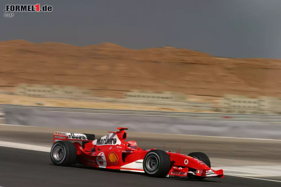 Die erste Kurve am Bahrain International Circuit wurde Anfang dieses Jahres zu Ehren von Michael Schumacher umbenannt. Der siebenmalige Weltmeister hat nicht nur das erste Rennen im Jahr 2004 gewonnen, sondern die Grand-Prix-Organisatoren auch während der Planungs- und Bauphase der Strecke beraten. Nach seinem Rücktritt im Jahr 2006 kehrte er 2010 beim Grand Prix von Bahrain in die Formel 1 zurück. Foto zur News: Die erste Kurve am Bahrain International Circuit wurde Anfang dieses Jahres zu Ehren von Michael Schumacher umbenannt. Der siebenmalige Weltmeister hat nicht nur das erste Rennen im Jahr 2004 gewonnen, sondern die Grand-Prix-Organisatoren auch während der Planungs- und Bauphase der Strecke beraten. Nach seinem Rücktritt im Jahr 2006 kehrte er 2010 beim Grand Prix von Bahrain in die Formel 1 zurück.