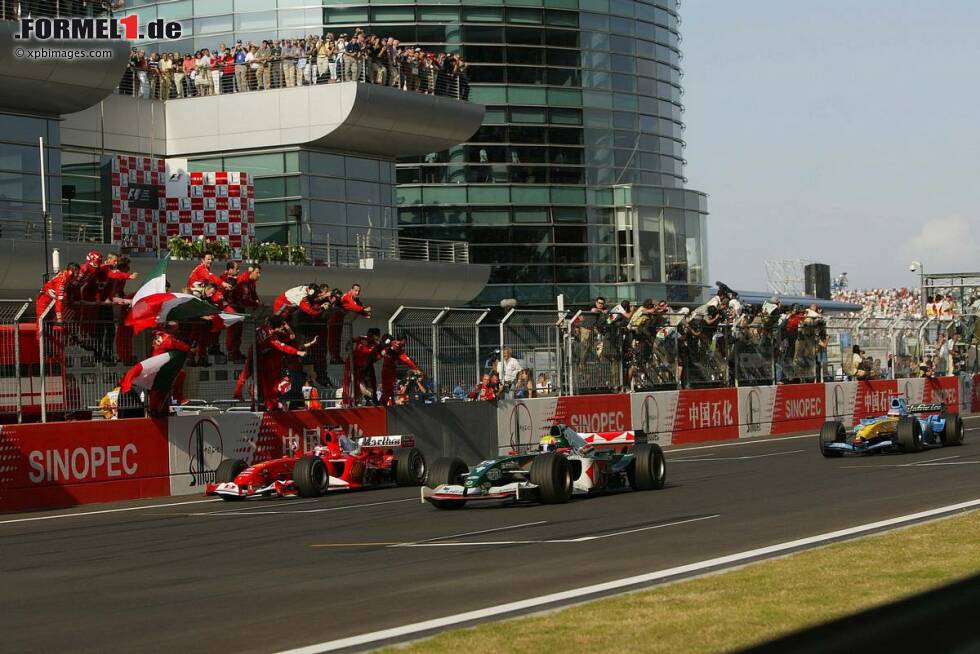 Foto zur News: Sieger des Eröffnungsrennens war Rubens Barrichello, der in Schanghai auf Ferrari den neunten Grand-Prix-Erfolg seiner Karriere feierte. Es war Brasiliens letzter Sieg für fünf Jahre. Barrichellos zehnter Sieg gelang ihm 2009 für das Brawn-Team in Valencia, 1.793 Tage nach dem Erfolg in Schanghai.