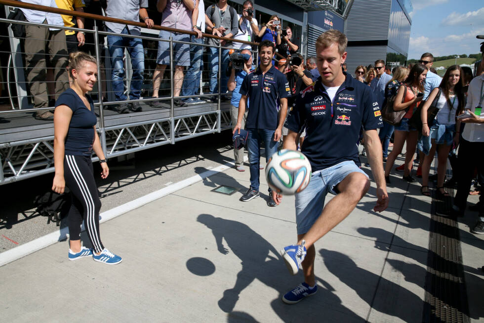 Foto zur News: Aus dem Land des Weltmeisters: Sebastian Vettel stellt sich beim kleinen Paddock-Kick fürs Red-Bull-Fotoalbum gar nicht so dumm an. Von Street-Style-Profi Kitti Szasz wird er aber gnadenlos an die Wand getrickst.
