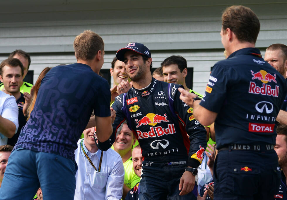 Foto zur News: Da gratuliert sogar - ganz der faire Sportsmann - Sebastian Vettel. Das Verhältnis des viermaligen Champions zu Ricciardo ist wesentlich entspannter als früher zu Mark Webber. Aber einige fragen sich: Wie lange noch?