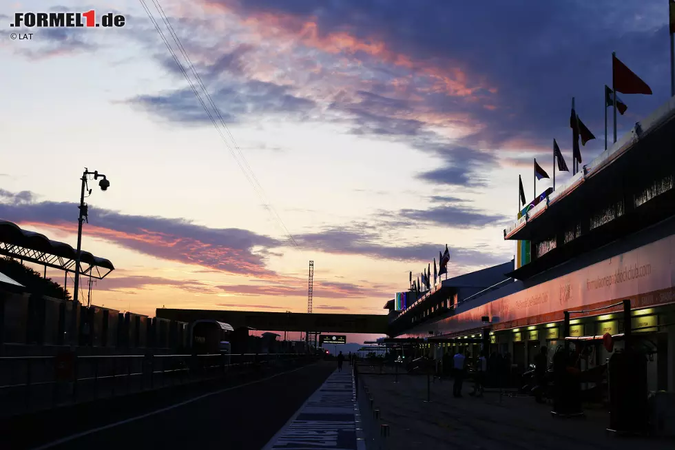 Abendstimmung in der Boxengasse am Hungaroring. Noch kann niemand ahnen, welcher Wolkenbruch am Sonntag zu Mittag über Budapest hereinbrechen wird. Foto zur News: Abendstimmung in der Boxengasse am Hungaroring. Noch kann niemand ahnen, welcher Wolkenbruch am Sonntag zu Mittag über Budapest hereinbrechen wird.