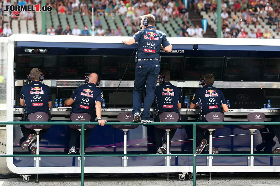 Christian Horner stellt sich auf die Hinterbeine, um seine Jungs racen zu sehen. Foto zur News: Christian Horner stellt sich auf die Hinterbeine, um seine Jungs racen zu sehen.