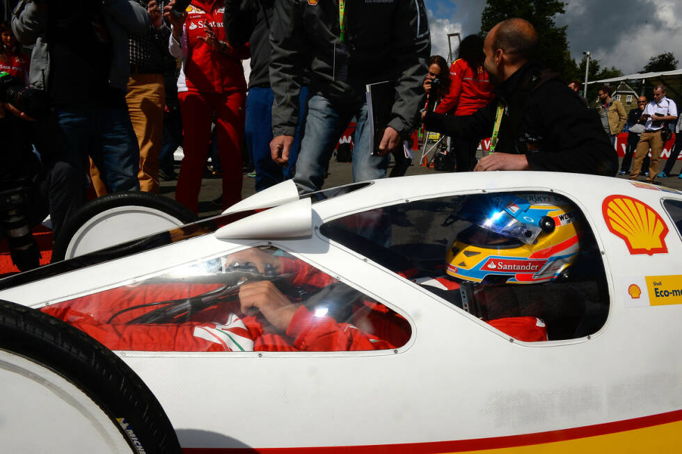 Foto zur News: Ein Challenge der ganz anderen Art bestreitet Shell mit diesem Raketenfahrzeug, in das sich Fernando Alonso zwängt. Das Gefährt hält den Weltrekord beim Eco-Marathon - und schafft eine volle Grand-Prix-Distanz in Spa-Francorchamps mit einer drittel Cola-Dose Benzin!