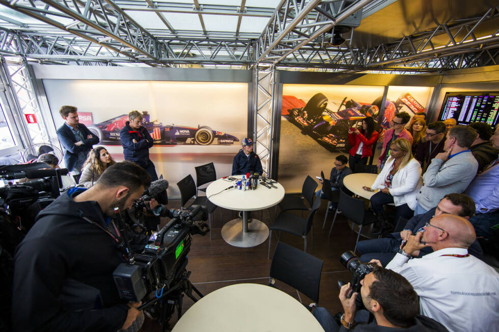 Foto zur News: Und Max Verstappen, gerade mal 16 Jahre jung. Er nimmt Jean-Eric Vergne das Toro-Rosso-Cockpit weg. &quot;Scheint, dass ich für Red Bull zu alt bin&quot;, seufzt der 24-jährige Franzose.