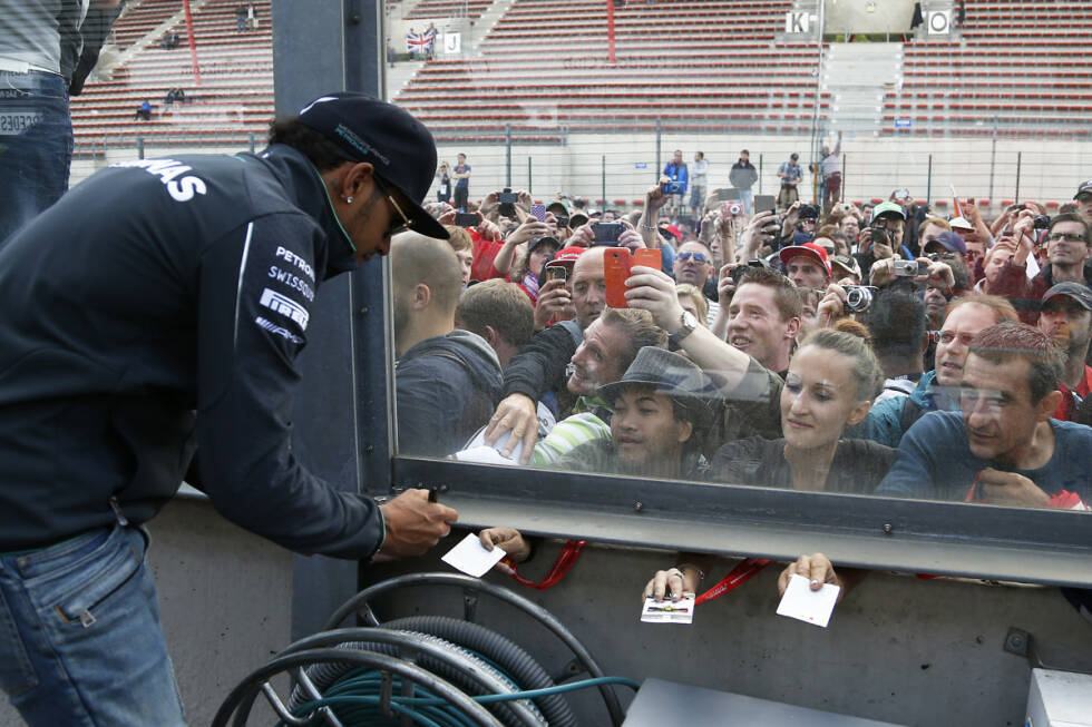 Foto zur News: Lewis Hamilton ist momentan weniger danach, mit Nico Rosberg um die Wette zu lächeln. Stattdessen kümmert er sich vor dem Rückflug noch um seine treuesten Fans. Hilft bei der Frustbewältigung.