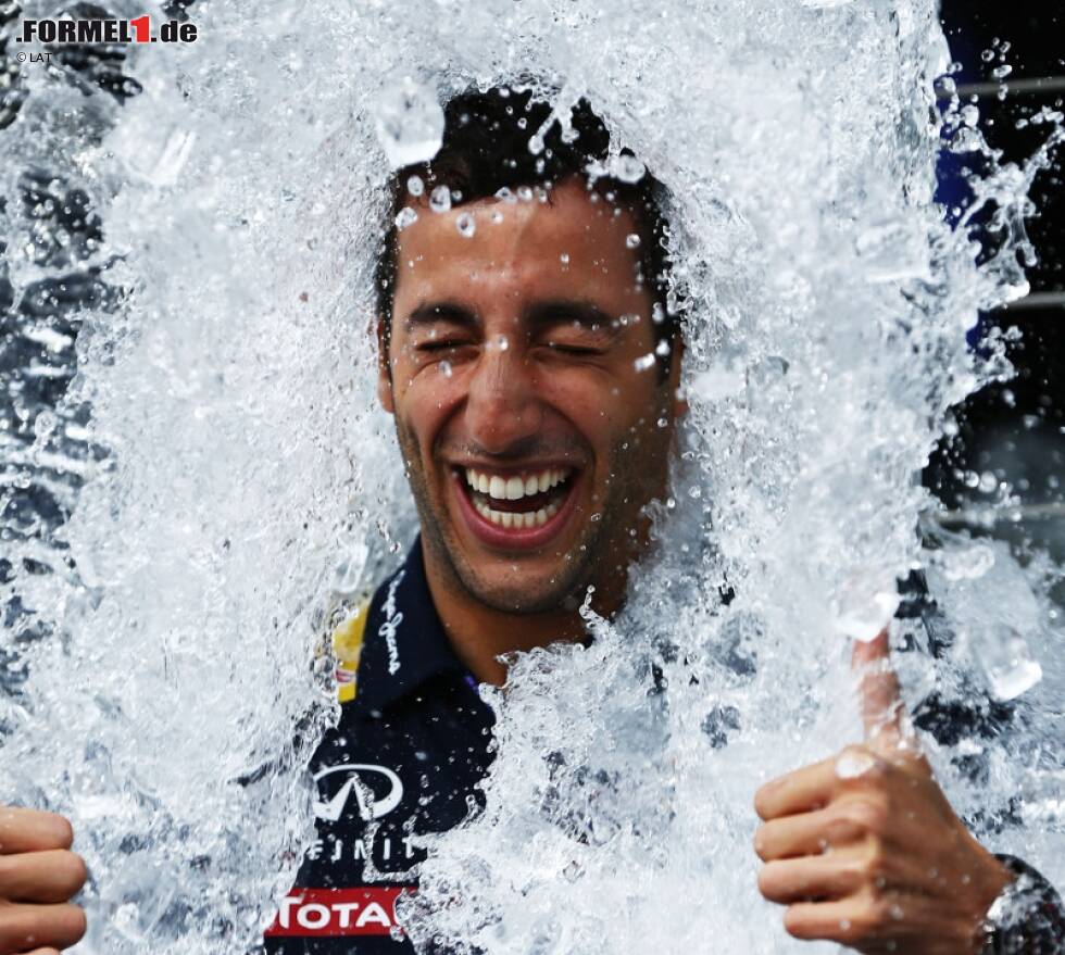 Foto zur News: Erster Formel-1-Star, der sich für den guten Zweck Eiswasser über den Kopf schütten lässt: Daniel Ricciardo. Nicht einmal da vergeht dem ewigen Sonnyboy sein Dauergrinsen.