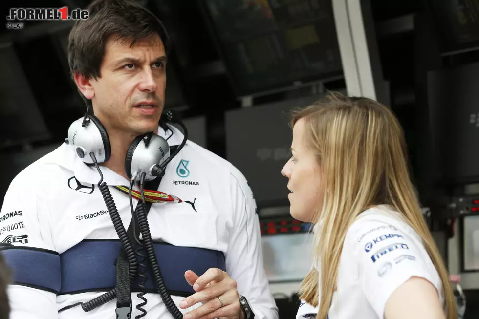 La Repubblica (Italien): "Nervenkrise beim perfekten Mercedes-Team. Rosberg rächt sich und versenkt Hamilton. Die tödliche Waffe jedes Spiels ist die Rivalität. Niemand will sich vor dem anderen beugen. Bei Mercedes ist die Rivalität zwischen Rosberg und Hamilton jedoch zu einem Alptraum geworden." Foto zur News: La Repubblica (Italien): "Nervenkrise beim perfekten Mercedes-Team. Rosberg rächt sich und versenkt Hamilton. Die tödliche Waffe jedes Spiels ist die Rivalität. Niemand will sich vor dem anderen beugen. Bei Mercedes ist die Rivalität zwischen Rosberg und Hamilton jedoch zu einem Alptraum geworden."