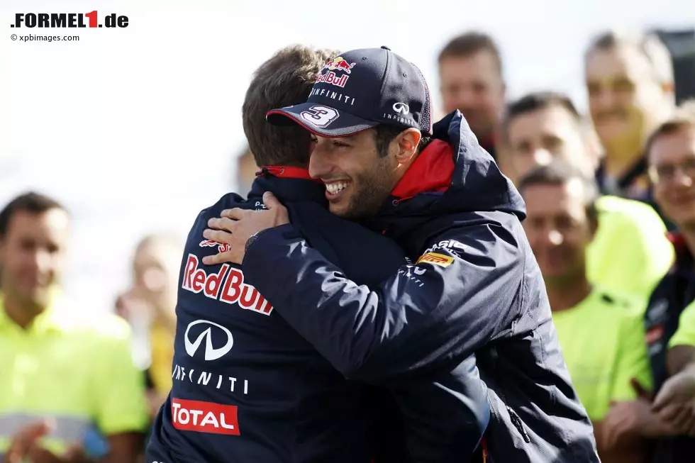 Österreich (Österreich): "Ricciardo triumphiert vor Rosberg. Deutscher WM-Leader schießt Teamkollegen Hamilton ab. Daniel Ricciardo, der bereits vor der Sommerpause in Ungarn triumphiert hatte, gewann vor WM-Leader Nico Rosberg. Der Deutsche hat nun 29 Zähler Vorsprung auf seinen Mercedes-Teamkollegen Lewis Hamilton, aber auch den 'Krieg der Sterne' neu entfacht." Foto zur News: Österreich (Österreich): "Ricciardo triumphiert vor Rosberg. Deutscher WM-Leader schießt Teamkollegen Hamilton ab. Daniel Ricciardo, der bereits vor der Sommerpause in Ungarn triumphiert hatte, gewann vor WM-Leader Nico Rosberg. Der Deutsche hat nun 29 Zähler Vorsprung auf seinen Mercedes-Teamkollegen Lewis Hamilton, aber auch den 'Krieg der Sterne' neu entfacht."