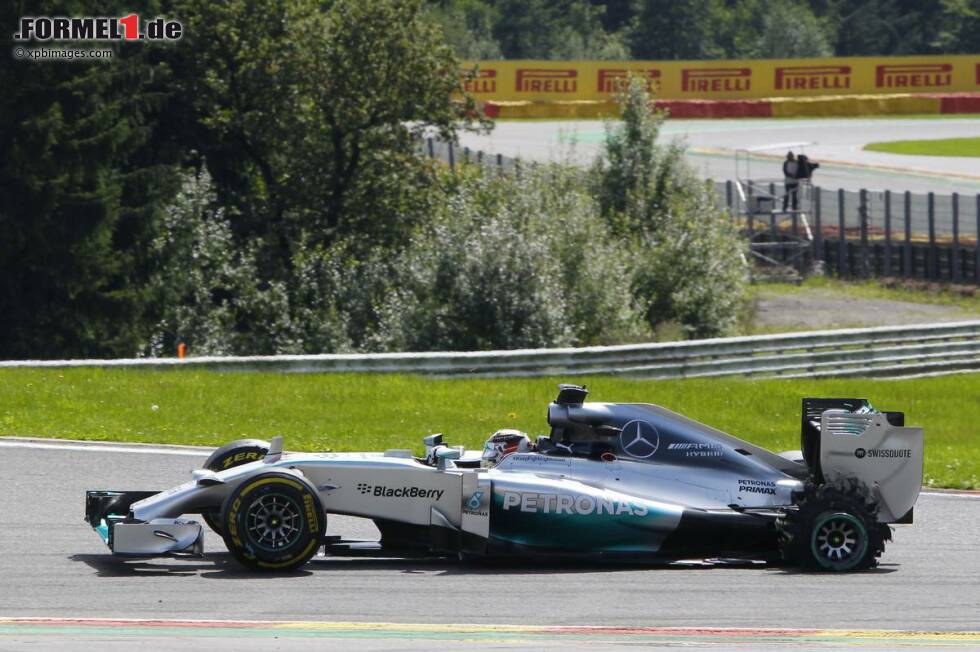 Foto zur News: The Times (Großbritannien): &quot;Ring frei für die Sparringpartner Lewis Hamilton und Nico Rosberg. Lewis Hamilton hatte sich im Vorfeld des belgischen Grand Prix mit einem unaufhaltsamen Stier verglichen, doch Nico Rosberg brauchte weniger als zwei Runden, um in die Gestalt des Toreros zu schlüpfen und einen Spieß in seine Seite zu setzen.&quot;