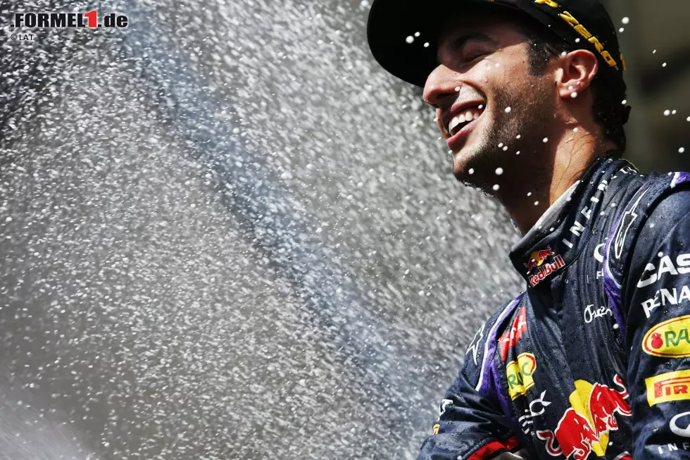 Sport (Spanien): "Daniel Ricciardo erwirbt in Spa den Doktortitel. Der Australier wurde zum Protagonisten und ist der Dritte der WM, deren Ausgang immer mehr Rosberg entgegenkommt. Hamilton musste auf polemische Art und Weise das Rennen verlassen. Alonso wurde am Ende nur Siebter. Sowohl Vettel wie auch Alonso schmolzen im Laufe der Runden dahin. Foto zur News: Sport (Spanien): "Daniel Ricciardo erwirbt in Spa den Doktortitel. Der Australier wurde zum Protagonisten und ist der Dritte der WM, deren Ausgang immer mehr Rosberg entgegenkommt. Hamilton musste auf polemische Art und Weise das Rennen verlassen. Alonso wurde am Ende nur Siebter. Sowohl Vettel wie auch Alonso schmolzen im Laufe der Runden dahin.