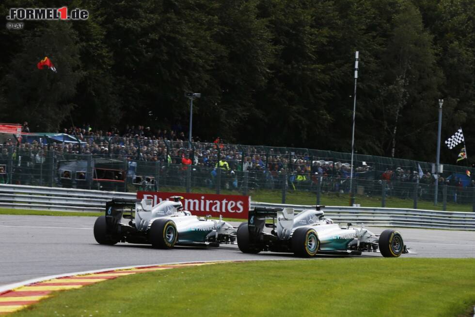 Foto zur News: Daily Mail (Großbritannien): &quot;Daniel Ricciardo gewinnt den Grand Prix in Belgien, als Lewis Hamilton nach einem Unfall mit dem Teamkollegen Nico Rosberg aufgeben muss.&quot;