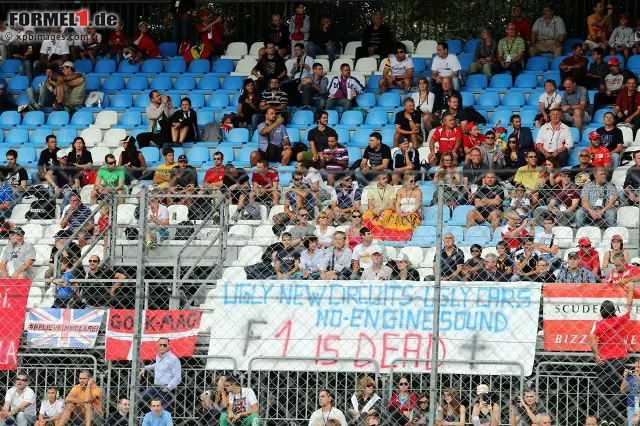 Foto zur News: "Die F1 ist tot", finden die Tifosi in Monza, und begründen dies: "Hässliche neue Strecken, hässliche Autos, kein Motorensound." Die Teamchefs nehmen die Kritik auf die leichte Schulter. "War gegenüber der McLaren-Garage, oder?", grinst Christian Horner von Red Bull, und Federico Gastaldi von Lotus winkt ab: "Das haben sicher die Leute von der Formel E aufgehängt."