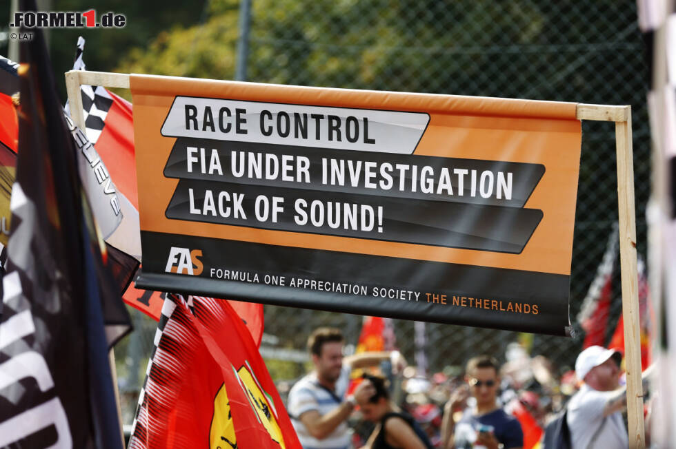 Foto zur News: Für diese Fans aus den Niederlanden ist die FIA sogar &quot;under Investigation&quot;, und zwar wegen des fehlenden Sounds. Der fehlte im atmosphärischen Autodromo Nazionale di Monza, auf der Motorenstrecke schlechthin, noch ein bisschen mehr als sonst.