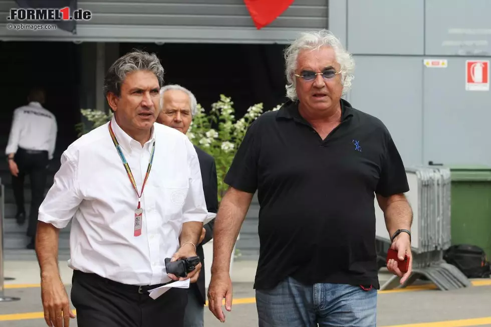 Foto zur News: Und dieser Herr soll es reparieren: Flavio Briatore, in Ungnade gefallener Parade-Showman der Formel 1, im Gespräch mit Bernie Ecclestones rechter Hand Pasquale Lattuneddu. Oder soll Briatore nur den kanadischen Milliardär Lawrence Stroll davon überzeugen, in Lotus statt in Sauber zu investieren, um Sauber pleite gehen zu lassen? Um Verschwörungstheorien war die Formel 1 noch nie verlegen.