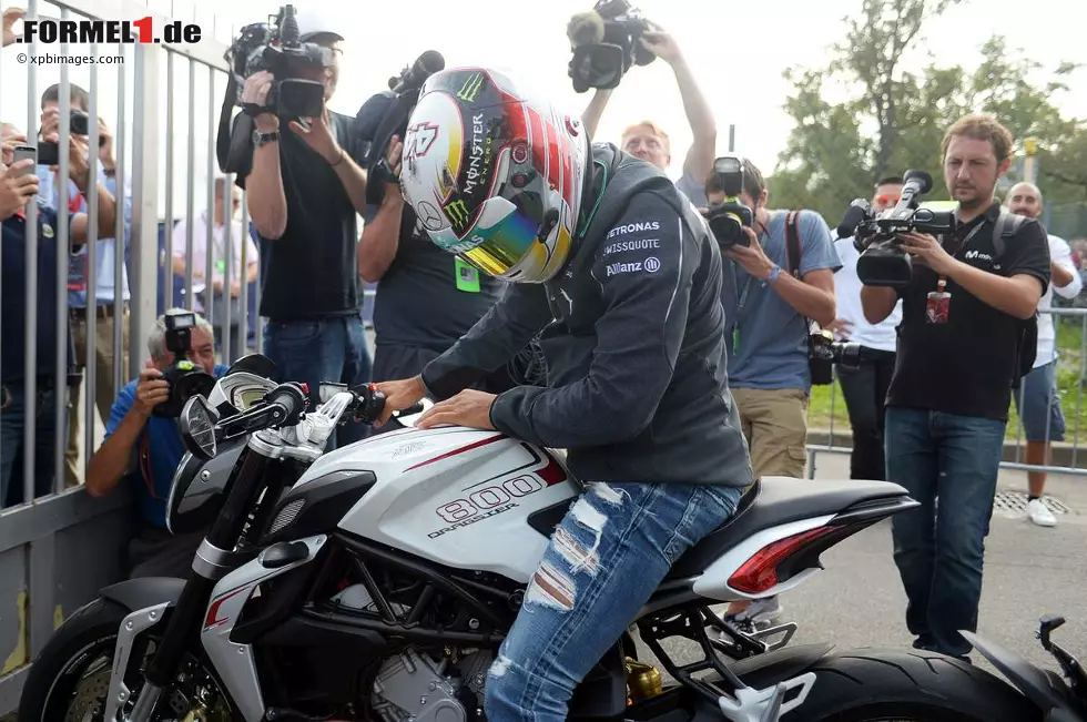 Lewis Hamilton ist da schon schlauer und kommt mit dem Motorrad. Übrigens mit einem italienischen, einer MV Agusta Brutale 800 Dragster. Die Tifosi, das beweist der Trubel um ihn, würden ihn wohl am liebsten auch bald in einem italienischen Rennwagen sehen. Foto zur News: Lewis Hamilton ist da schon schlauer und kommt mit dem Motorrad. Übrigens mit einem italienischen, einer MV Agusta Brutale 800 Dragster. Die Tifosi, das beweist der Trubel um ihn, würden ihn wohl am liebsten auch bald in einem italienischen Rennwagen sehen.
