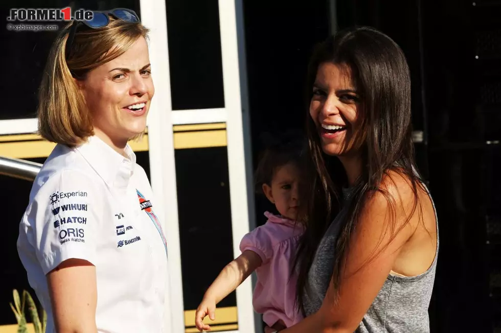 Man kennt sich: Williams-Testfahrerin Susie Wolff und Gabriella Maldonado, Ehefrau des früheren Williams-Piloten Pastor Maldonado. Und Töchterchen Victoria Maldonado, im Paddock immer dabei, feiert im September ihren ersten Geburtstag. Foto zur News: Man kennt sich: Williams-Testfahrerin Susie Wolff und Gabriella Maldonado, Ehefrau des früheren Williams-Piloten Pastor Maldonado. Und Töchterchen Victoria Maldonado, im Paddock immer dabei, feiert im September ihren ersten Geburtstag.