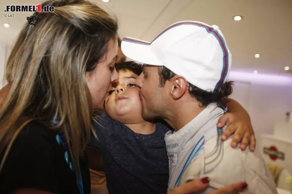 Raffaela und Felipe Massa können auf das teure Silber schon gut verzichten, denn sie haben ihre Familie bereits gegründet. Klein-Felipinho ist Massas größter Fan - und freut sich riesig über das erste Williams-Podium, ausgerechnet im Ferrari-Land. Foto zur News: Raffaela und Felipe Massa können auf das teure Silber schon gut verzichten, denn sie haben ihre Familie bereits gegründet. Klein-Felipinho ist Massas größter Fan - und freut sich riesig über das erste Williams-Podium, ausgerechnet im Ferrari-Land.