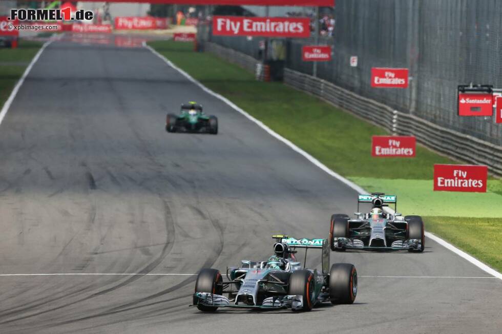 Foto zur News: Daily Telegraph (Großbritannien): &quot;Lewis Hamilton gewinnt den Grand Prix von Italien, während Nico Rosberg darauf besteht, dass seine kostspieligen Fehler nicht absichtlich waren. Es wimmelt von Verschwörungstheorien über Nico Rosbergs Fehler nach dem Sieg von Lewis Hamilton, der dem Kampf um den Fahrertitel neues Leben einhaucht.&quot;
