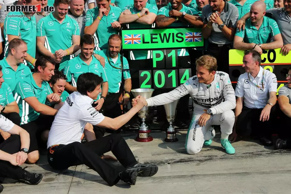 The Guardian (Großbritannien): "Mercedes sagt, Behauptungen, Nico Rosberg habe seine Fehler absichtlich gemacht, seien 'paranoid'. Rosberg fliegt zweimal in der ersten Kurve raus, Hamilton verkürzt mit seinem Monza-Sieg die Führung des fehlgeleiteten Rosberg." Foto zur News: The Guardian (Großbritannien): "Mercedes sagt, Behauptungen, Nico Rosberg habe seine Fehler absichtlich gemacht, seien 'paranoid'. Rosberg fliegt zweimal in der ersten Kurve raus, Hamilton verkürzt mit seinem Monza-Sieg die Führung des fehlgeleiteten Rosberg."